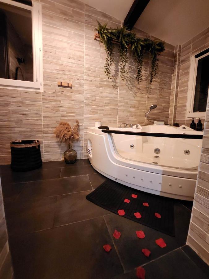 A L'Oree Des Pins - Gite Et Spa De 30 M2- Home Cinema Et Massage En Sup Кюж-ле-Пен Экстерьер фото